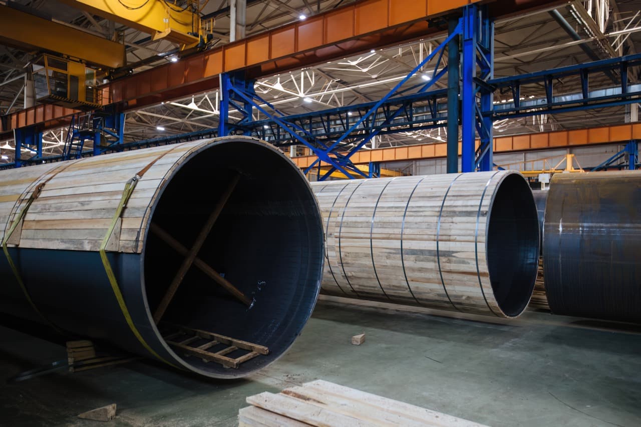 Vista en primer plano de Tubería de Acero al Carbón dentro de una fábrica