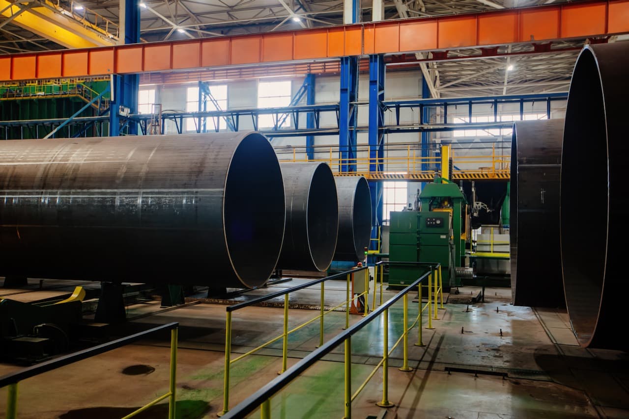 Tubería de Acero al Carbón ordenados dentro de una fábrica