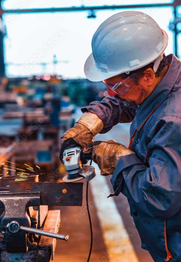 Trabajador cortando a medida un tubo de acero al carbón