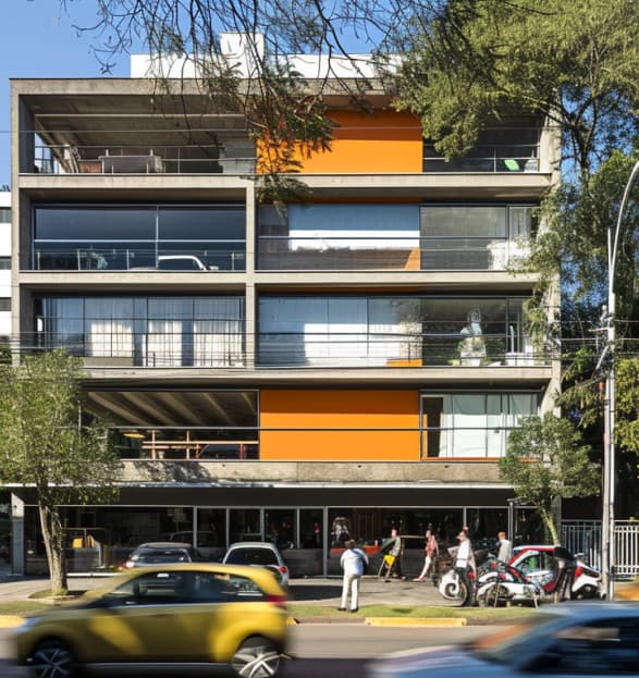Plaza comercial en donde hay tubos como barandales para aumentar la seguridad civil