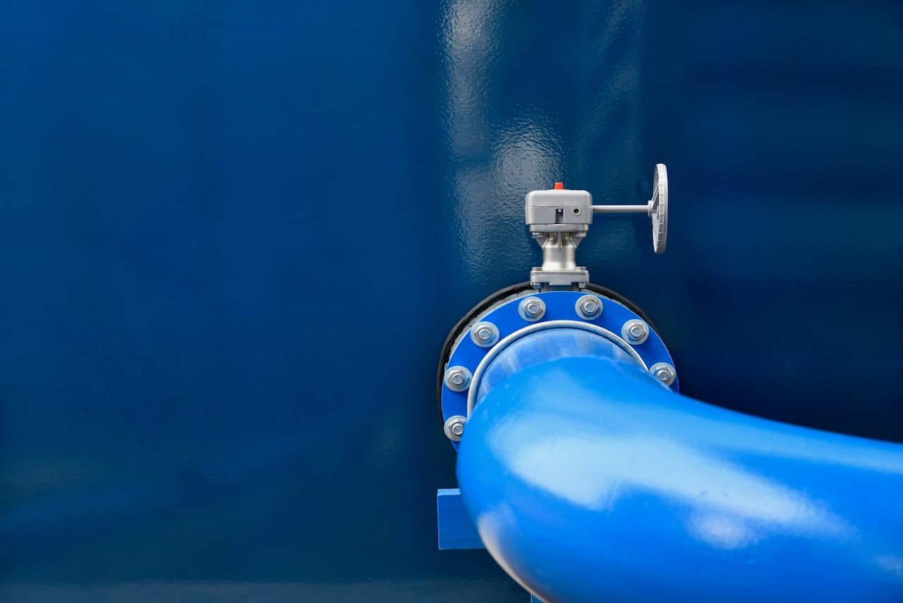 Tubo de acero al carbón azul conectada a una planta tratadora de agua
