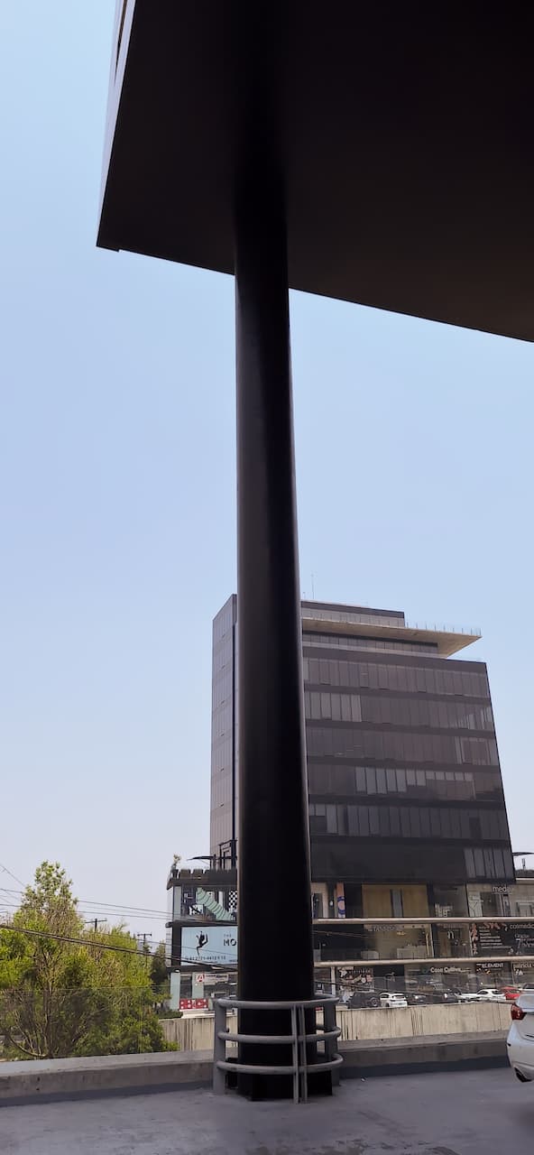 Tubo de acero al carbón en la ciudad de monterrey sosteniendo una estructura